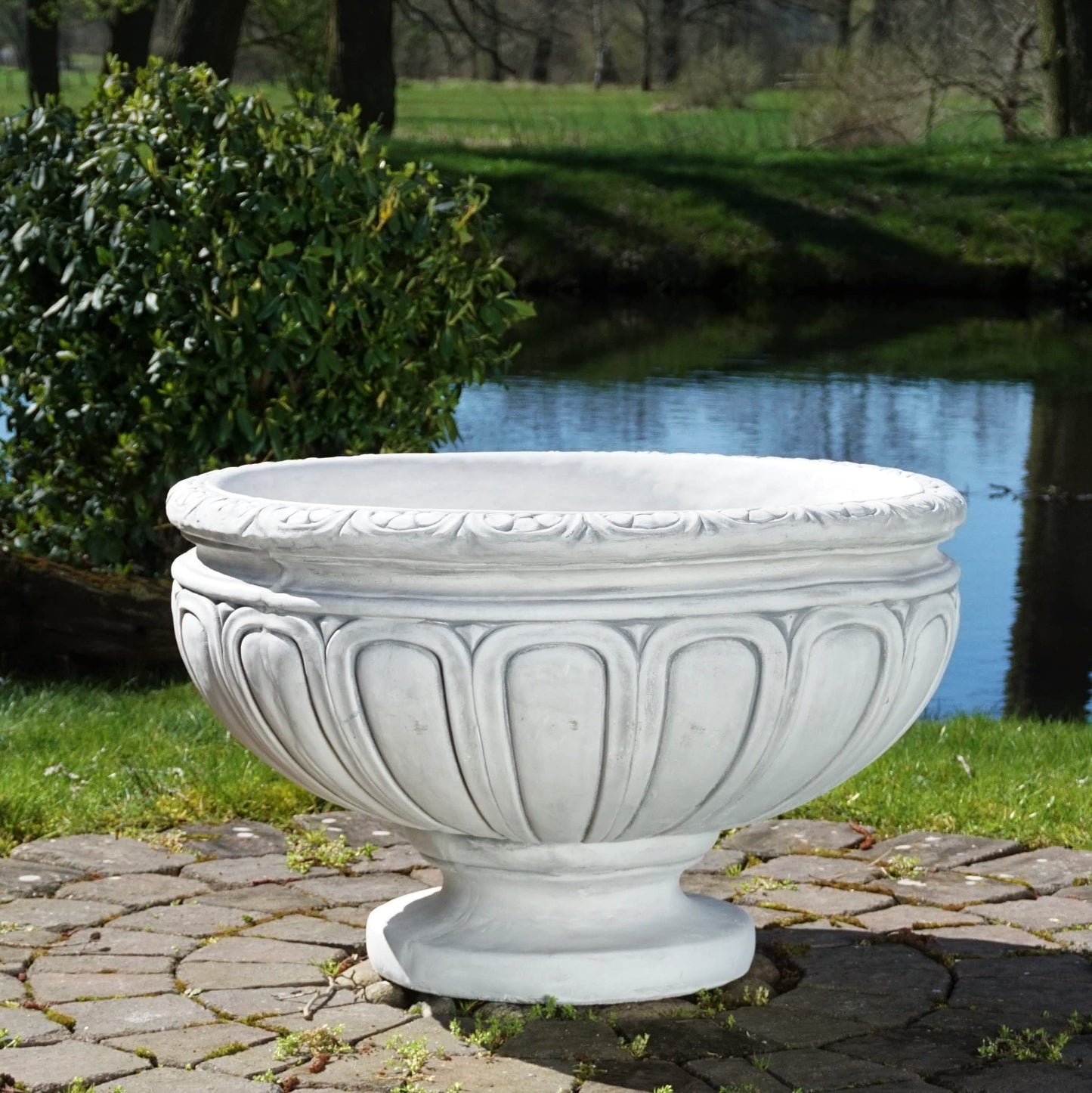 Massive Pflanzschale aus Steinguss – 110 L, 49 cm hoch, frostsicher & wetterfest, Garten Pflanzgefäß